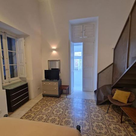 No 60, 2Nd Floor, Centrally Located, Fully Equipped Studio Apt フロリアーナ エクステリア 写真