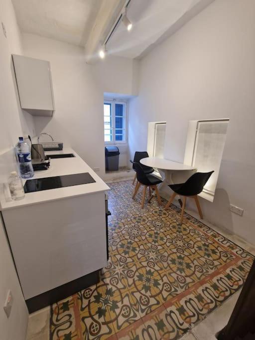 No 60, 2Nd Floor, Centrally Located, Fully Equipped Studio Apt フロリアーナ エクステリア 写真