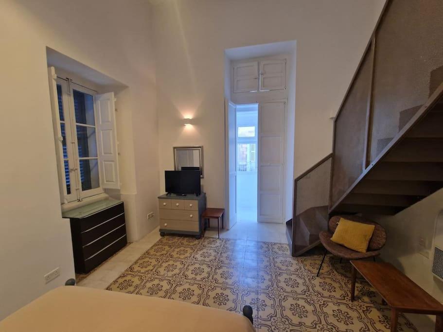 No 60, 2Nd Floor, Centrally Located, Fully Equipped Studio Apt フロリアーナ エクステリア 写真