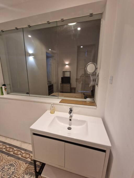 No 60, 2Nd Floor, Centrally Located, Fully Equipped Studio Apt フロリアーナ エクステリア 写真