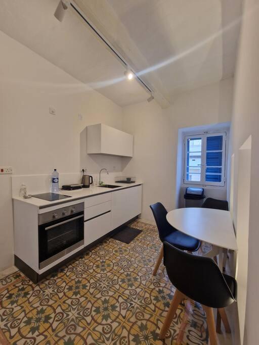No 60, 2Nd Floor, Centrally Located, Fully Equipped Studio Apt フロリアーナ エクステリア 写真